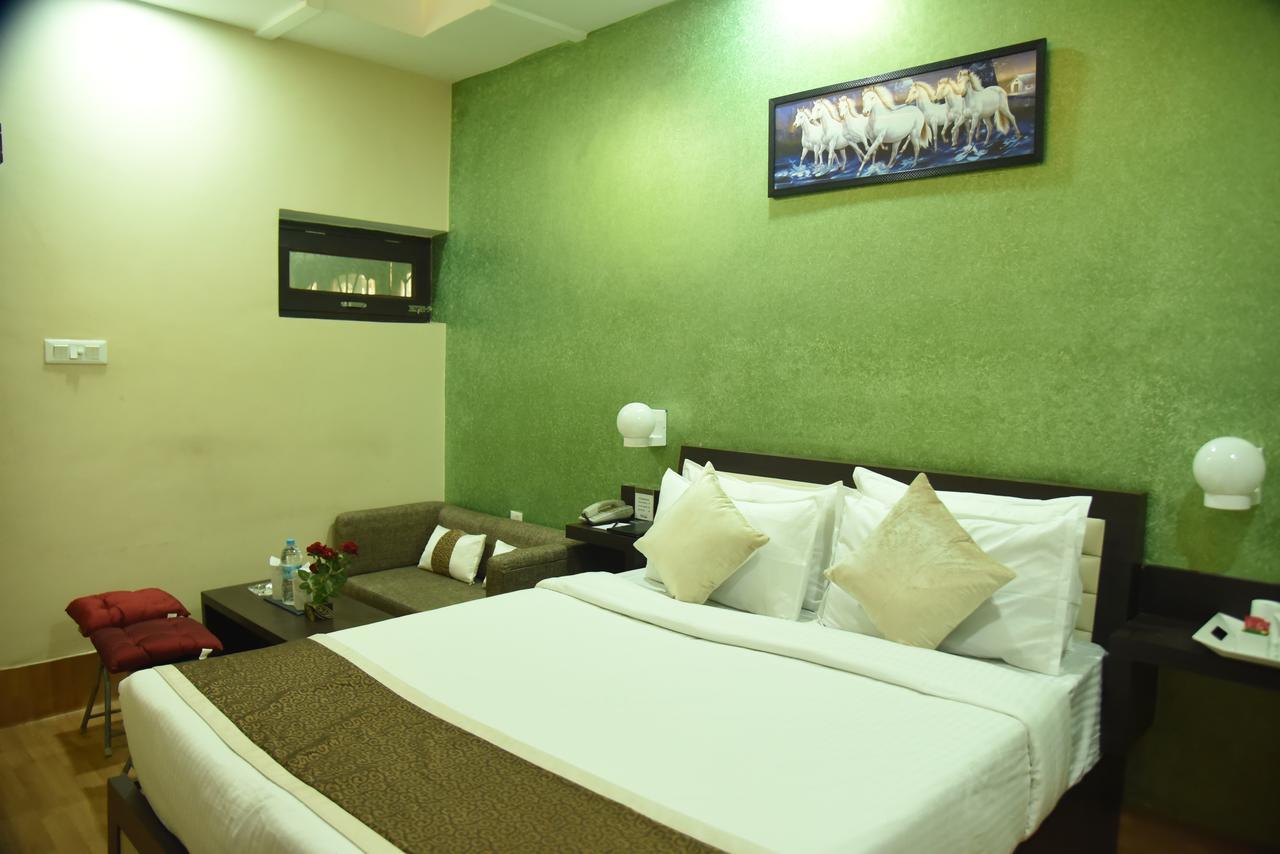 Rnb Select Vijay Delux Hotel Sultānpur Екстериор снимка
