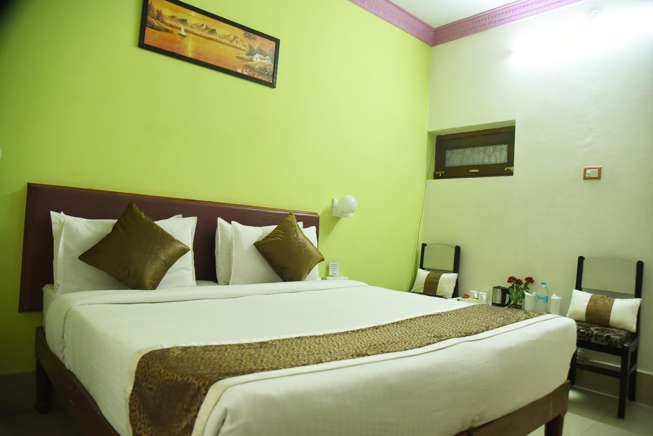 Rnb Select Vijay Delux Hotel Sultānpur Екстериор снимка