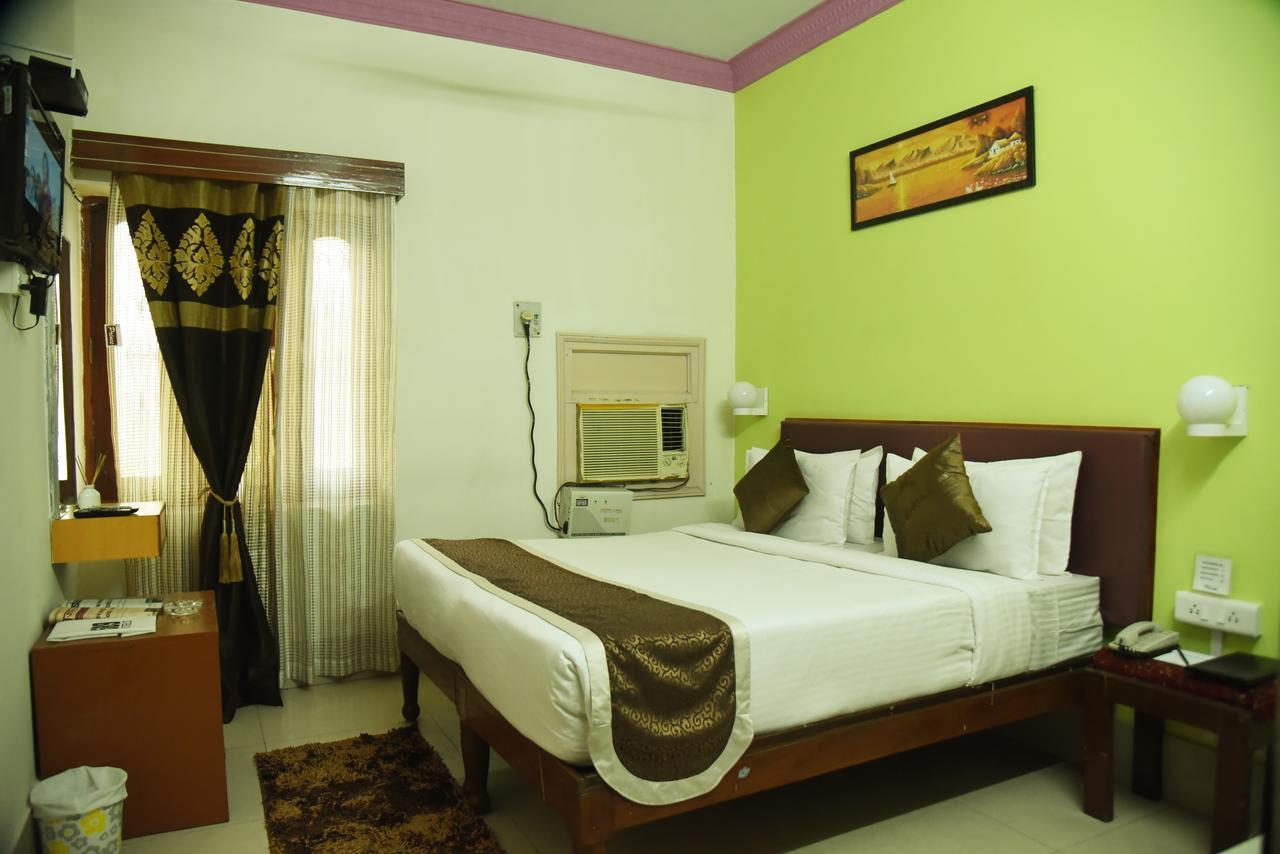 Rnb Select Vijay Delux Hotel Sultānpur Екстериор снимка