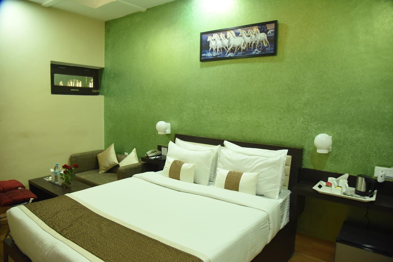 Rnb Select Vijay Delux Hotel Sultānpur Екстериор снимка
