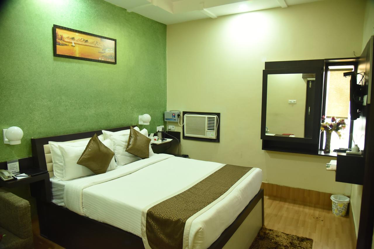 Rnb Select Vijay Delux Hotel Sultānpur Екстериор снимка