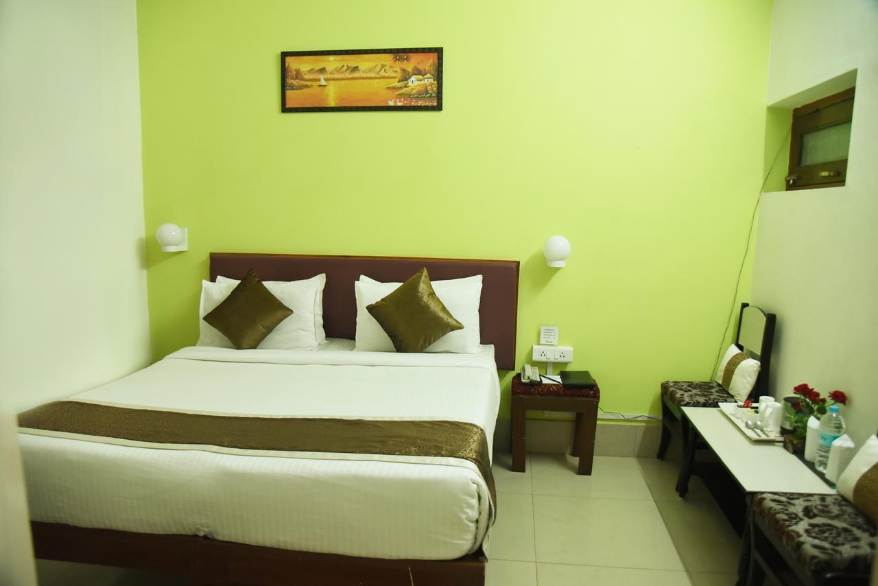 Rnb Select Vijay Delux Hotel Sultānpur Екстериор снимка
