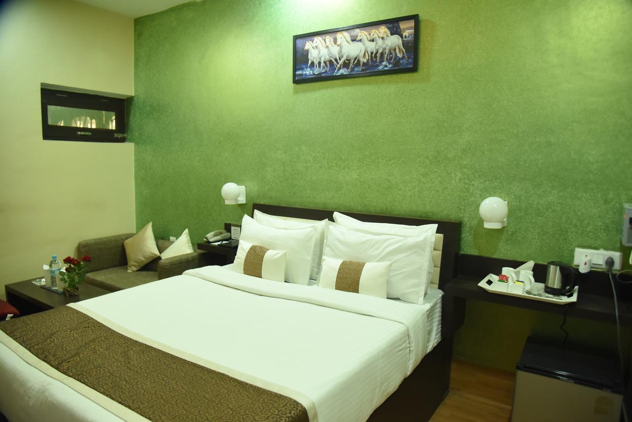 Rnb Select Vijay Delux Hotel Sultānpur Екстериор снимка