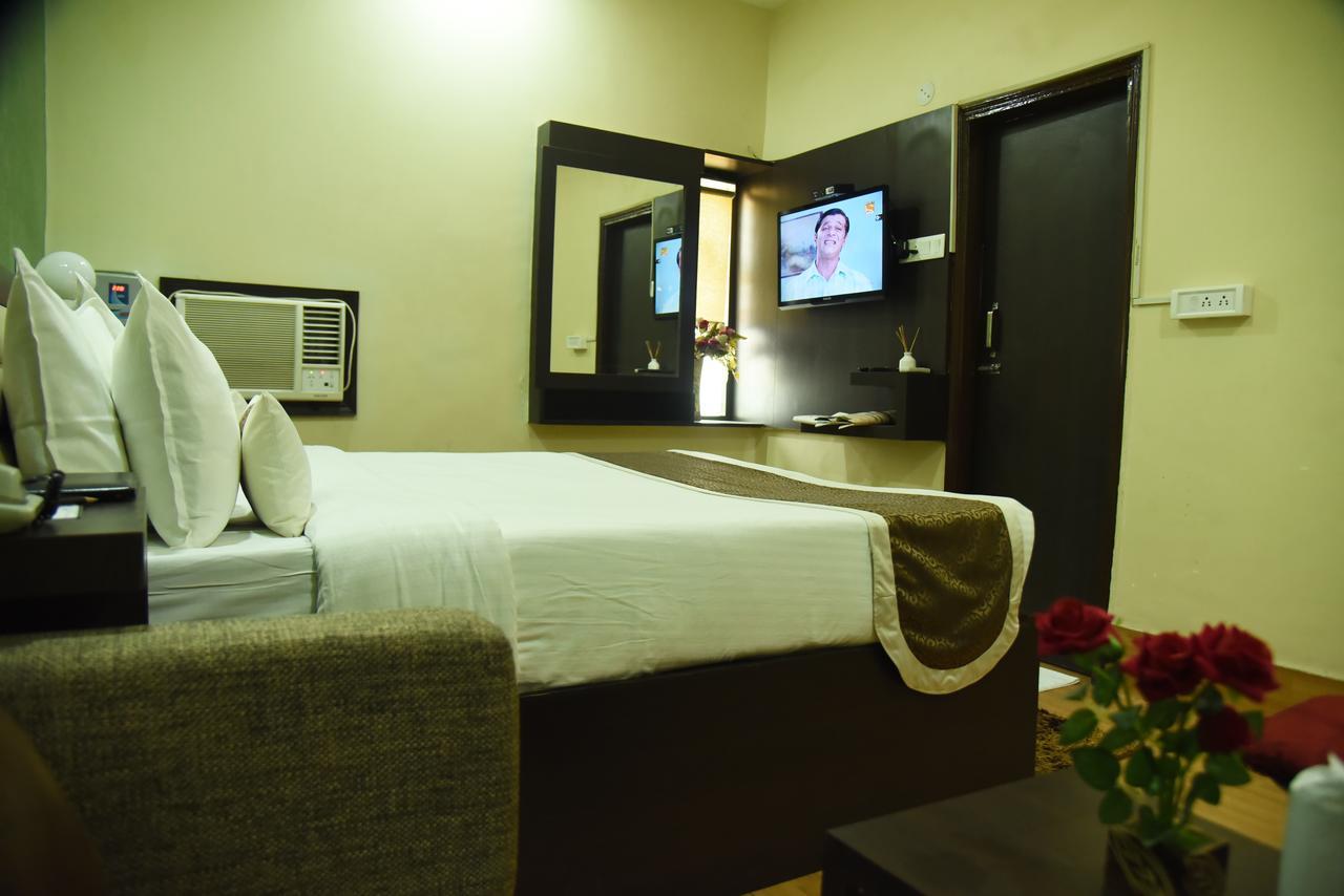Rnb Select Vijay Delux Hotel Sultānpur Екстериор снимка