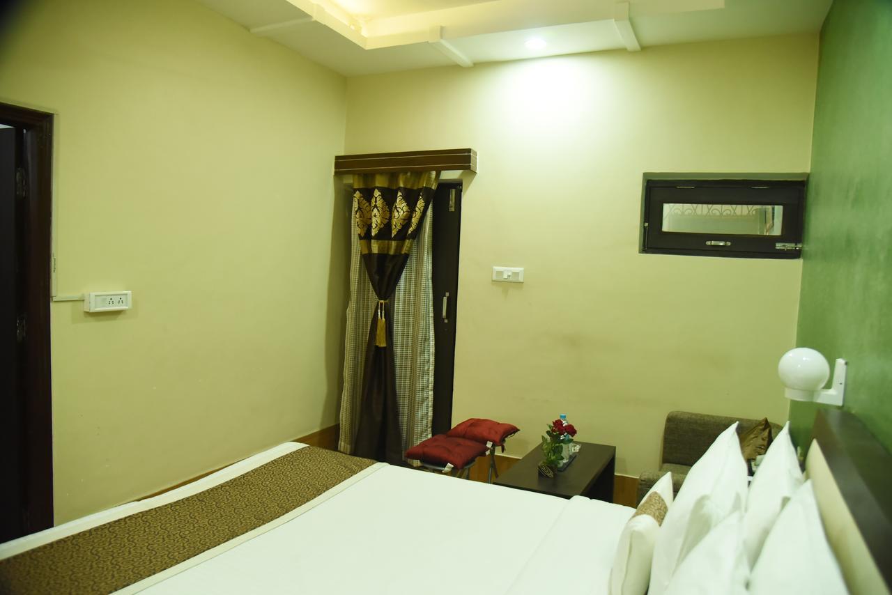 Rnb Select Vijay Delux Hotel Sultānpur Екстериор снимка