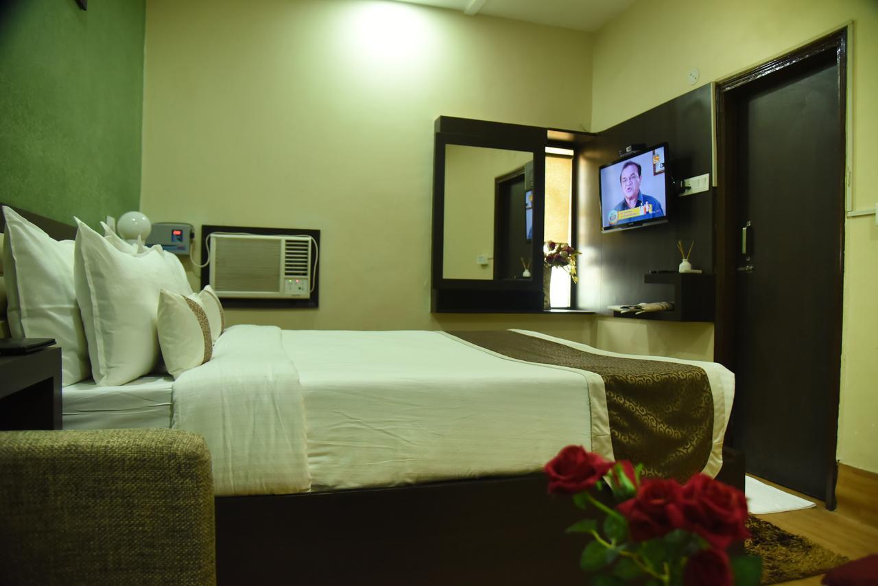Rnb Select Vijay Delux Hotel Sultānpur Екстериор снимка