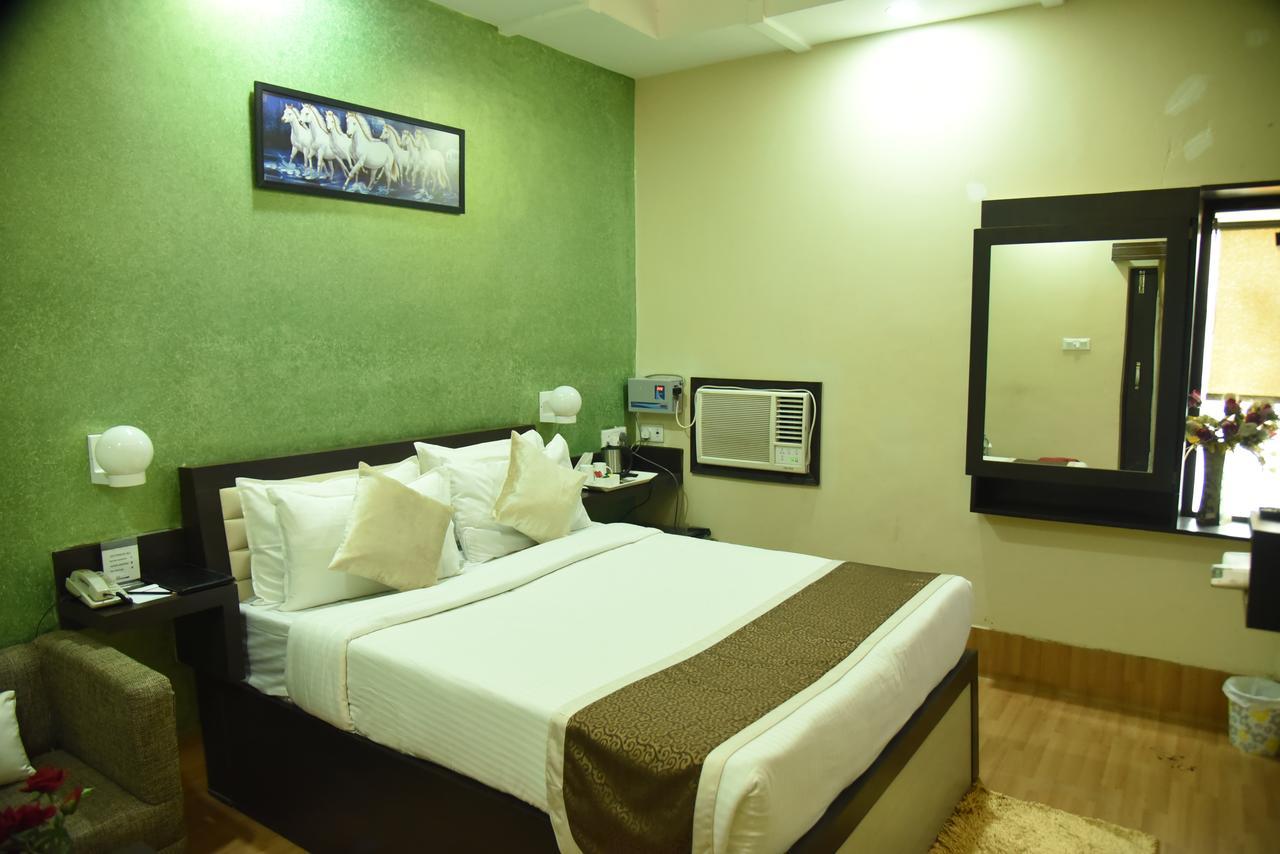 Rnb Select Vijay Delux Hotel Sultānpur Екстериор снимка