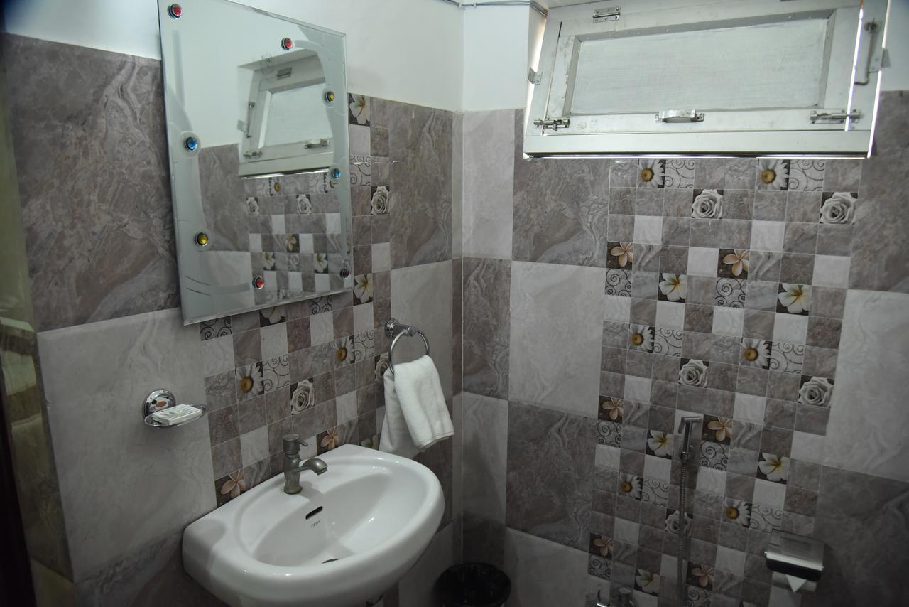 Rnb Select Vijay Delux Hotel Sultānpur Екстериор снимка