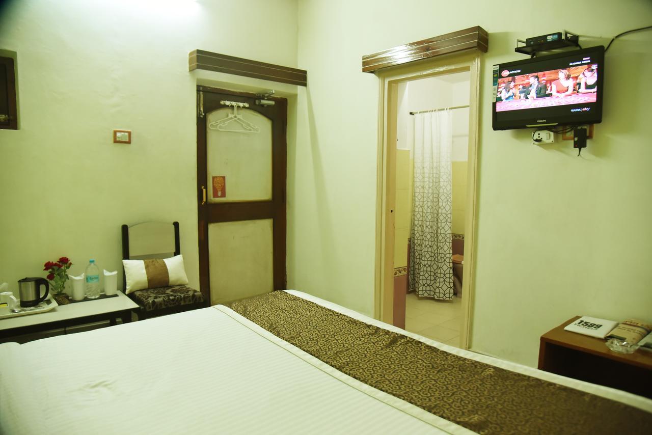 Rnb Select Vijay Delux Hotel Sultānpur Екстериор снимка