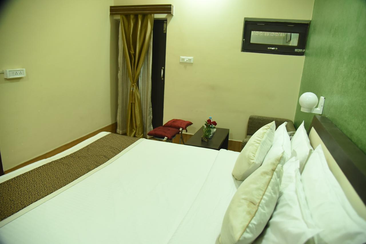 Rnb Select Vijay Delux Hotel Sultānpur Екстериор снимка